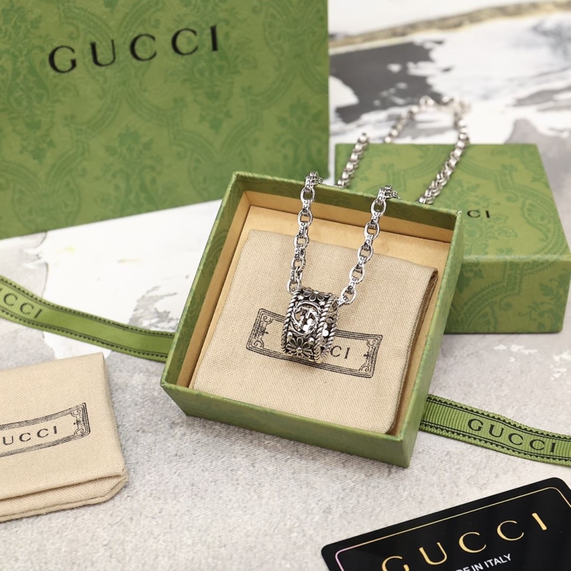 G*u*i necklaces
